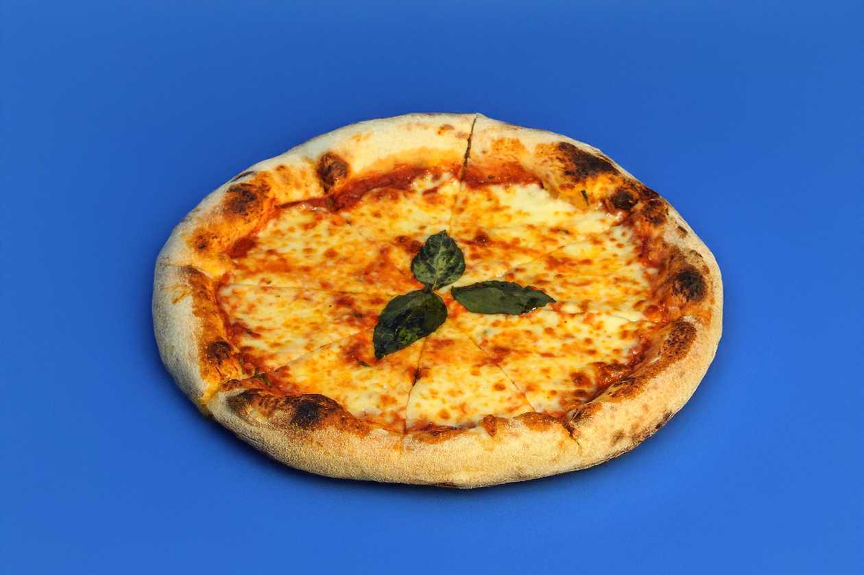 Pizza Margherita Classica .