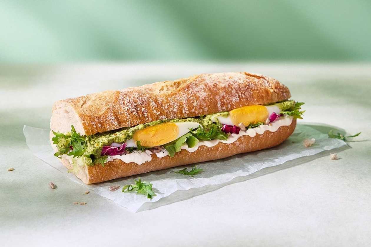 Bagietka firmowa – Zielona Bogini + jajko sadzone