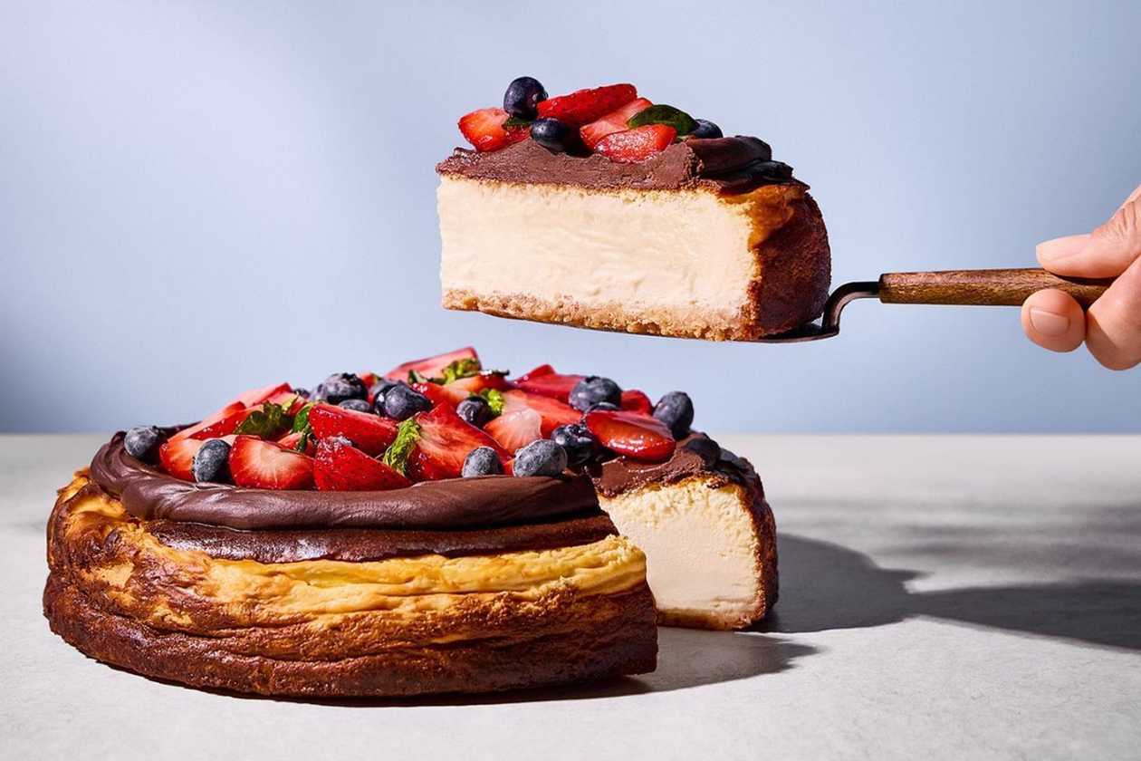 Sernik baskijski z ganaszem z ciemnej czekolady