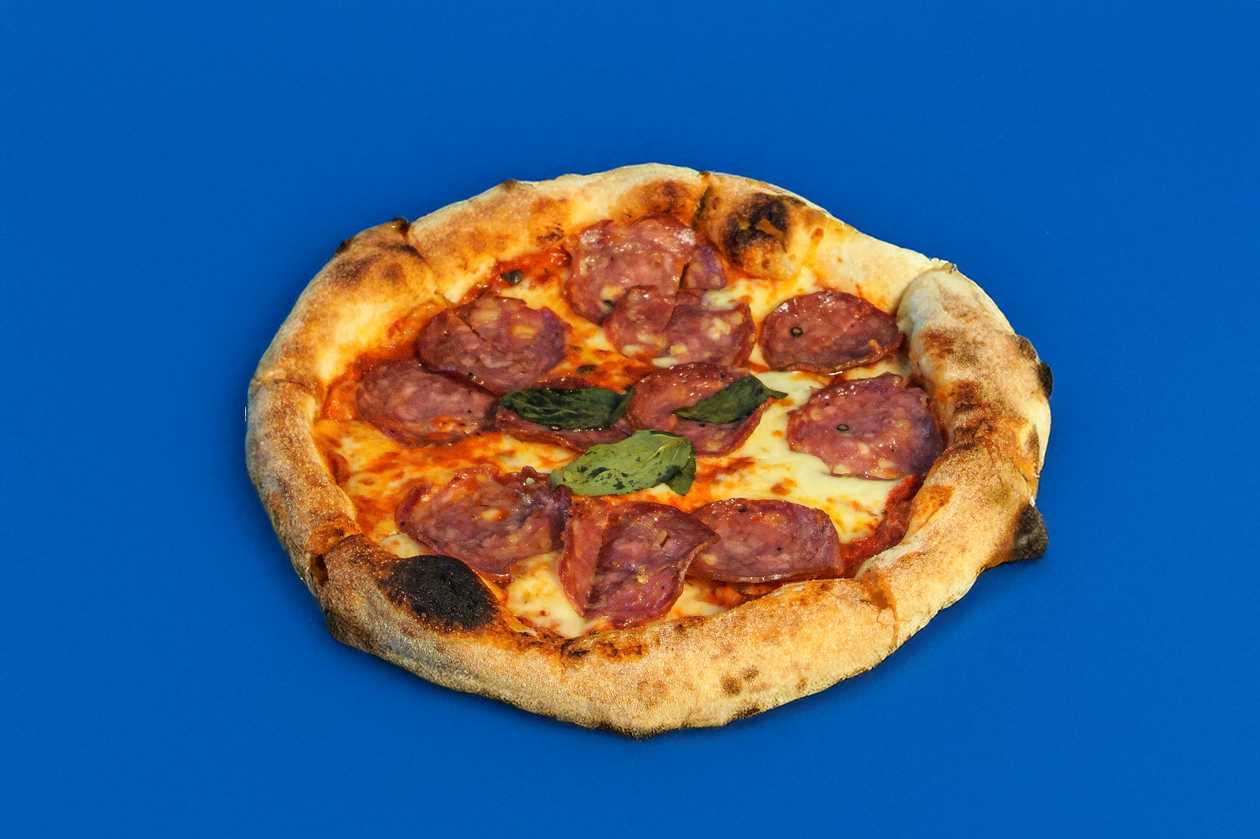Pizza Napoli Salame .