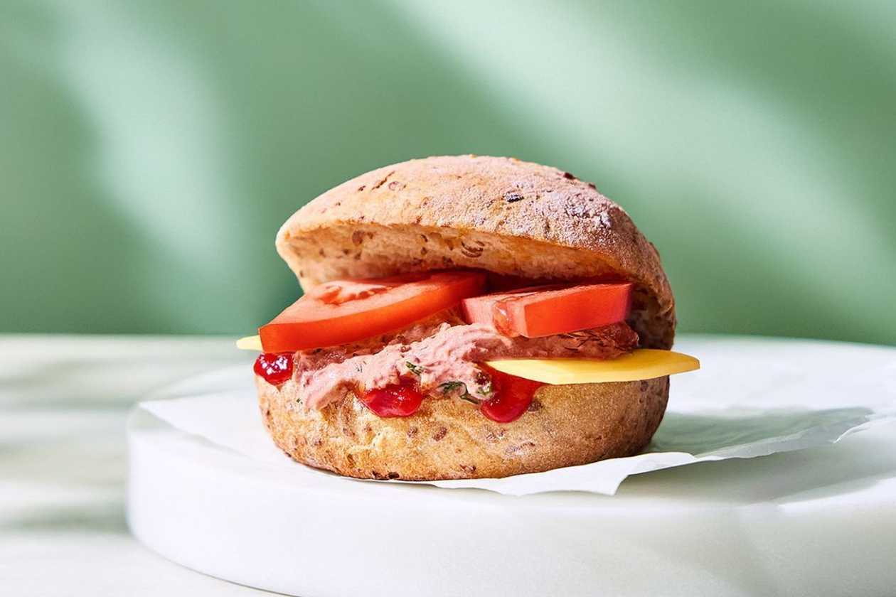 Bułka proteinowa – pasta z tuńczyka + konfitura pomidorowa