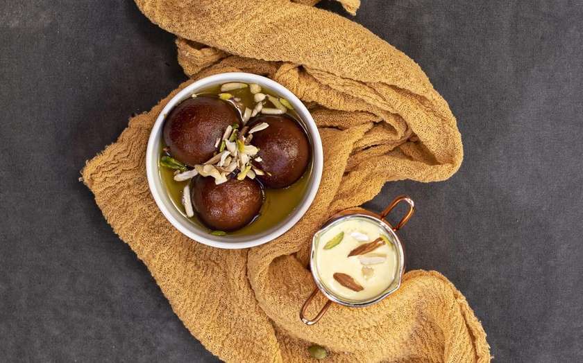 Gulab jamun with rabdi