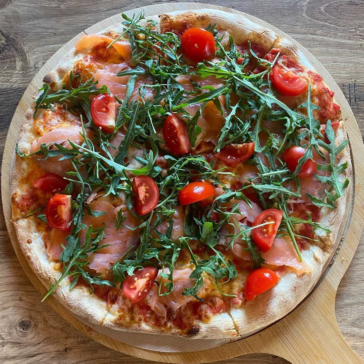 Pizza with Salmon and Arugula