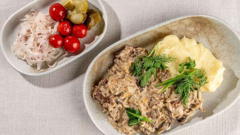 Chicken livers with onion and cream sauce