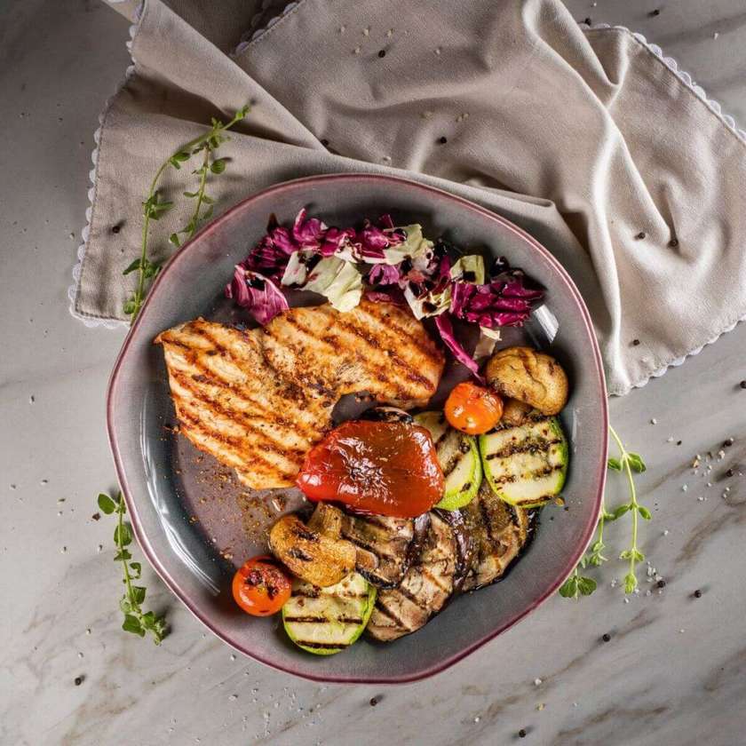 Grilled Chicken Breast with Sizzling Vegetables 350 gr