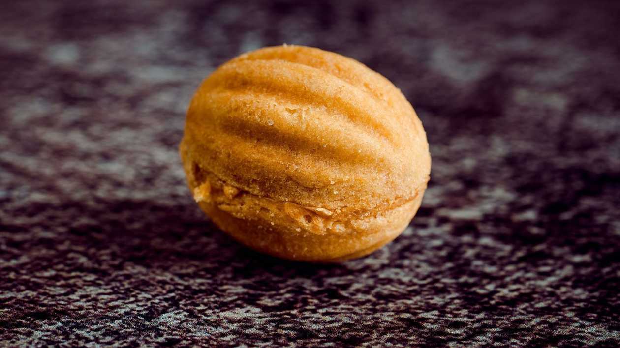 Nut with condensed milk