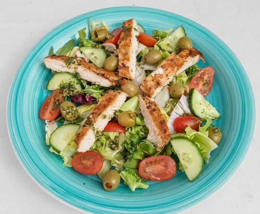 SAŁATKA Z KURCZAKIEM WARZYWAMI I BRZOSKWINIĄ