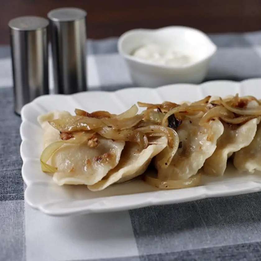 PIEROGI Z MIĘSEM OKRASĄ I SURÓWKĄ