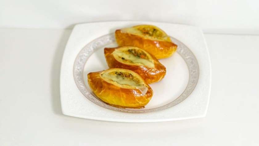 Dough Pastry with Chicken, Corn, and Dutch Cheese (150 g)