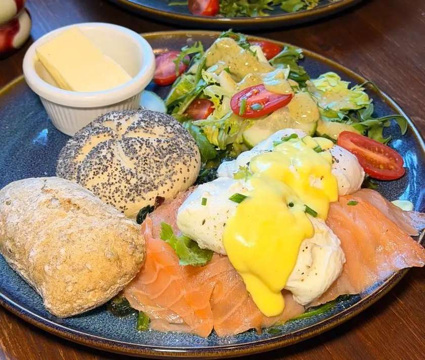 JAJKA PO BENEDYKTYŃSKU NA BOCZKU ZE SZPINAKIEM