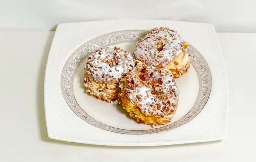 Eclair with Almonds (each)