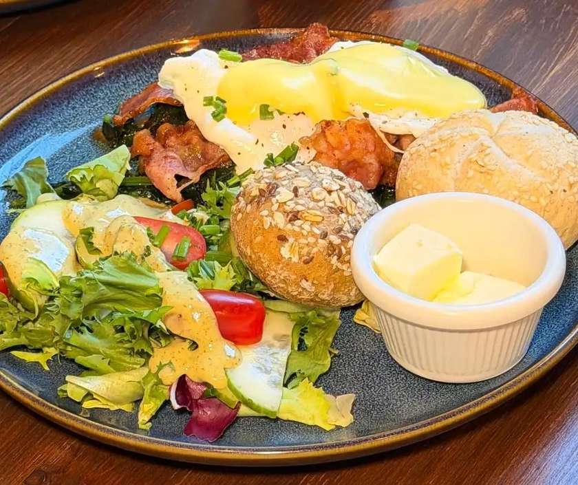 JAJKA PO BENEDYKTYŃSKU Z SZYNKĄ SZWARCWALDZKĄ