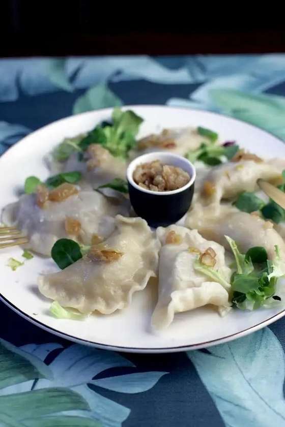 PIEROGI Z KAPUSTĄ I GRZYBAMI Z SURÓWKĄ