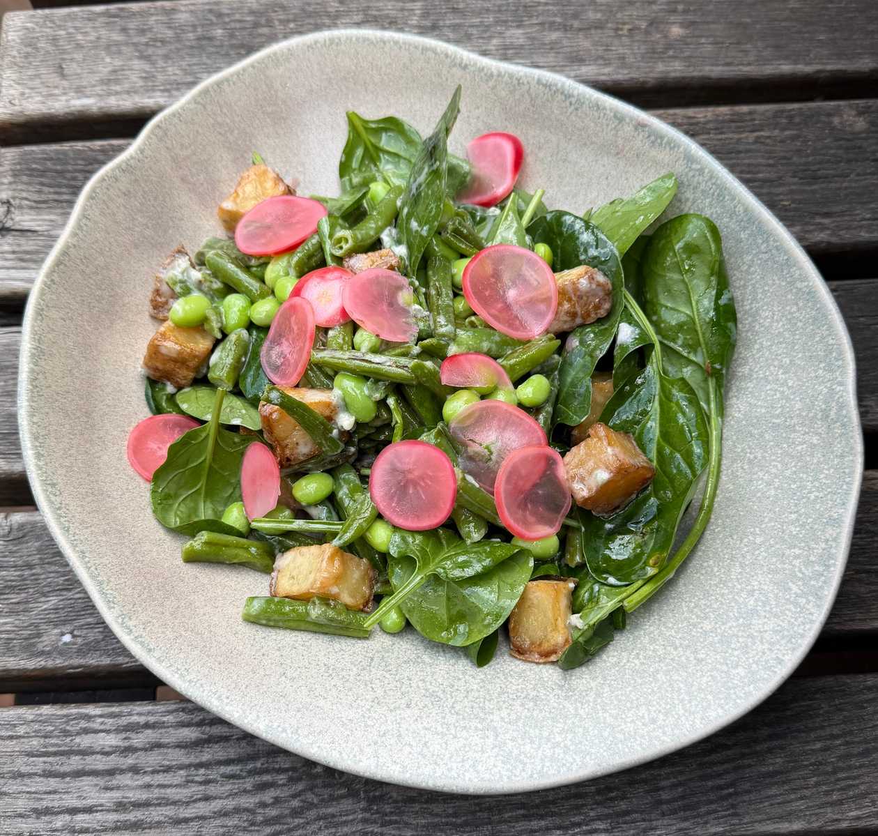 Salată cu cartofi noi, nuci și blue cheese