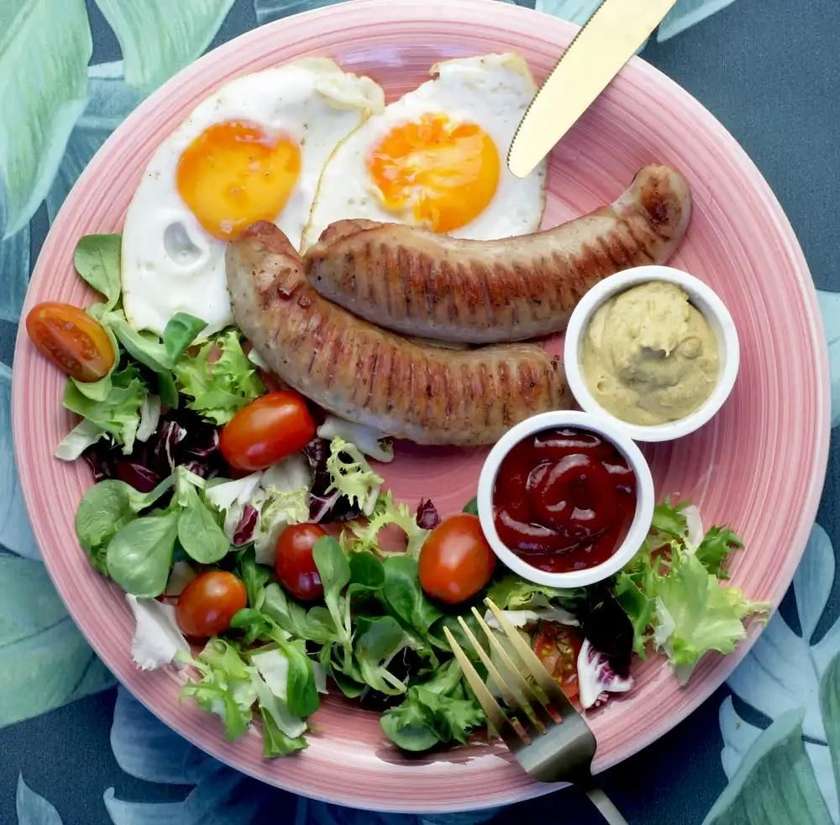 SMAŻONA BIAŁA KIEŁBASA Z JAJKIEM SADZONYM