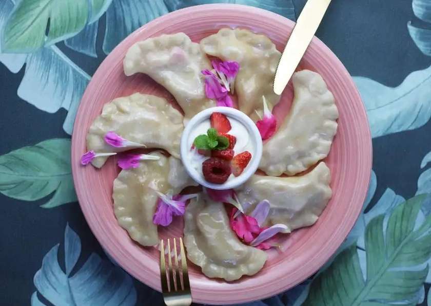 PIEROGI Z JAGODAMI I KWAŚNĄ ŚMIETANĄ