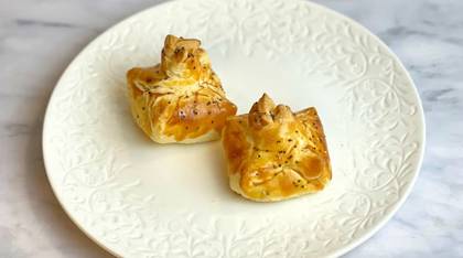 Cherry Stuffed Pastry (100g)