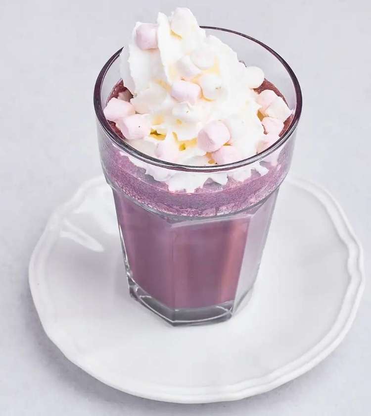 GORĄCA CZEKOLADA SMAKOWA Z BITĄ ŚMIETANĄ