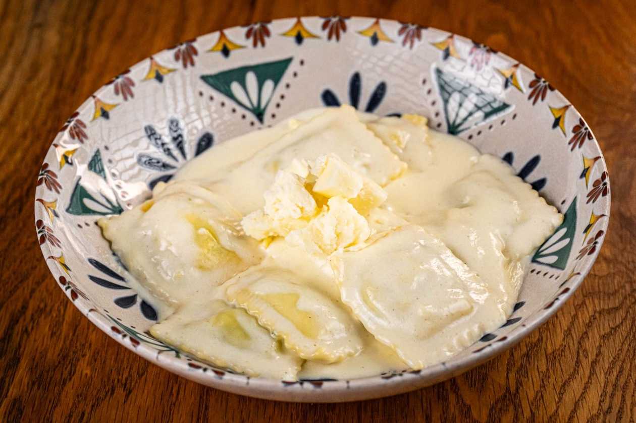 Manti cu branza, spanac si sos de branza de burduf (reteta dobrogeana)