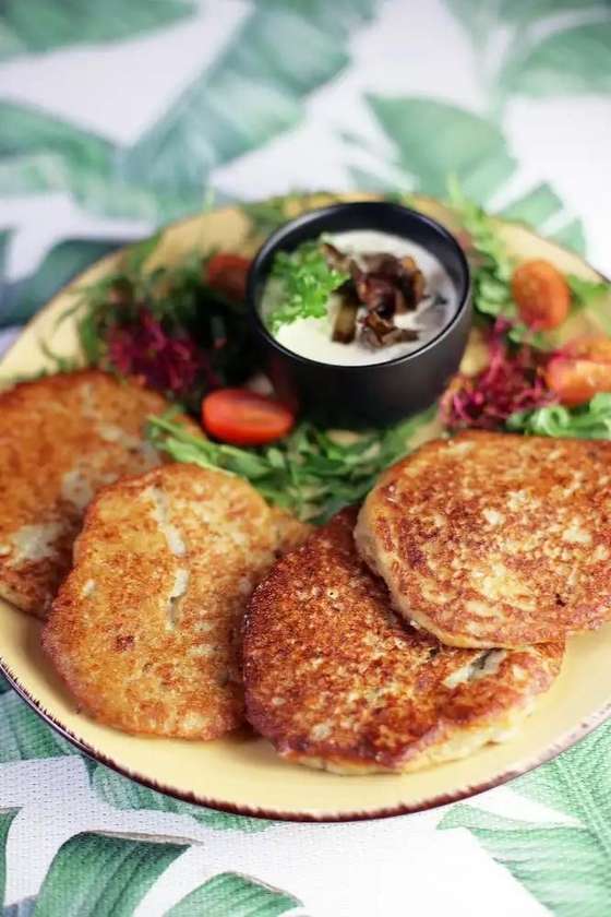 PLACKI ZIEMNIACZANE Z SOSEM PIECZARKAMI i surówką