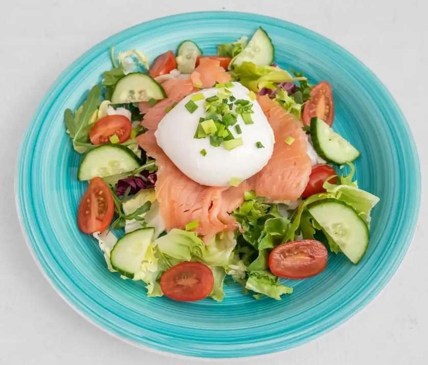 SAŁATKA Z ŁOSOSIEM I CAMBERT