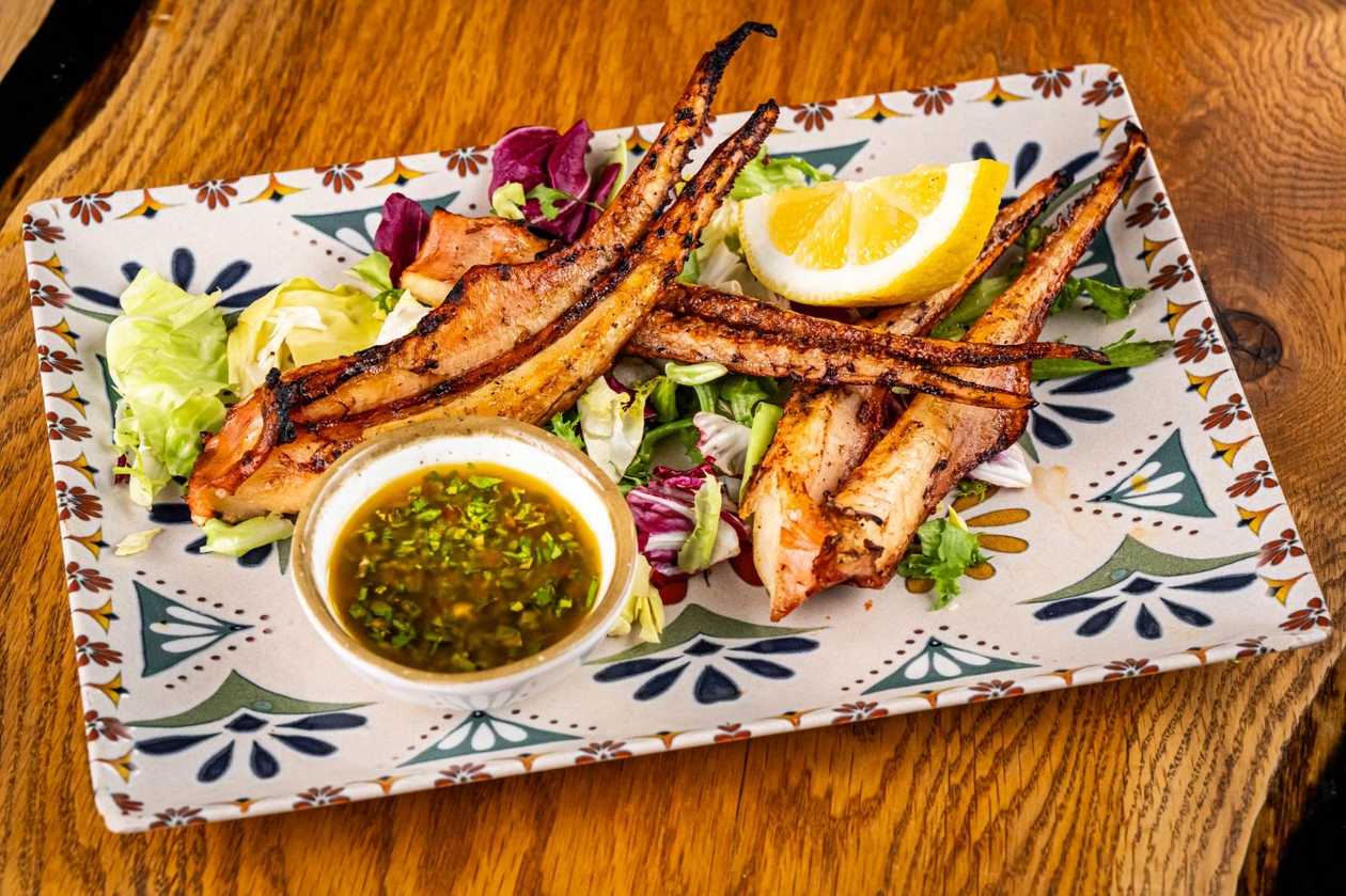 Tentacule de calamar cu sos chimichurri