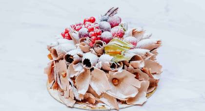 Mono Liza (Whole) White Black Medium (10 persons) (Cherry Chocolate Cream)