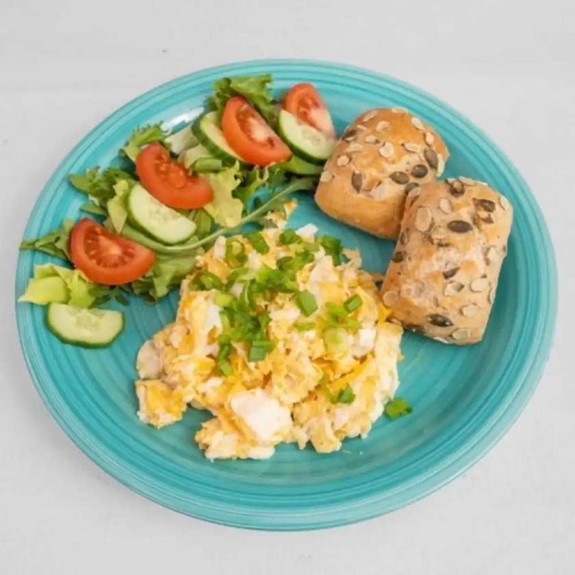 JAJECZNICA ZE SZCZYPIORKIEM Z DODATKAMI