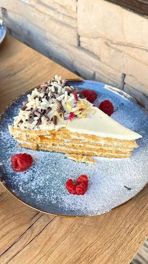 MIODOWNIK Z KAJMAKIEM I ORZECHAMI