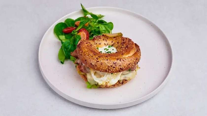 BAJGIEL MIEJSKI Z SZYNKĄ SEREM GOUDA i jajkiem sadzonym