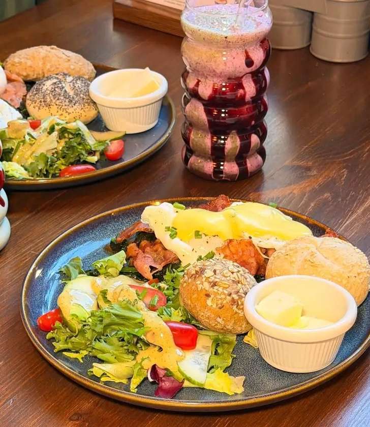 JAJKA PO BENEDYKTYŃSKU Z ŁOSOSIEM WĘDZONYM I PASTĄ GUACAMOLE