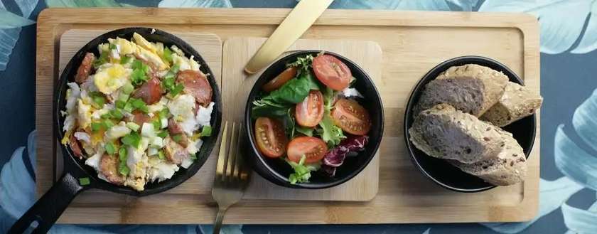 JAJECZNICA Z SZYNKĄ