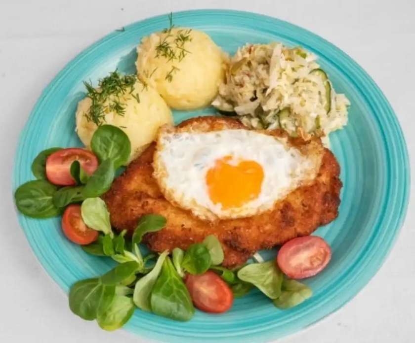 FILET W ZŁOCISTEJ PANIERCE Z JAJKIEM SADZONYM