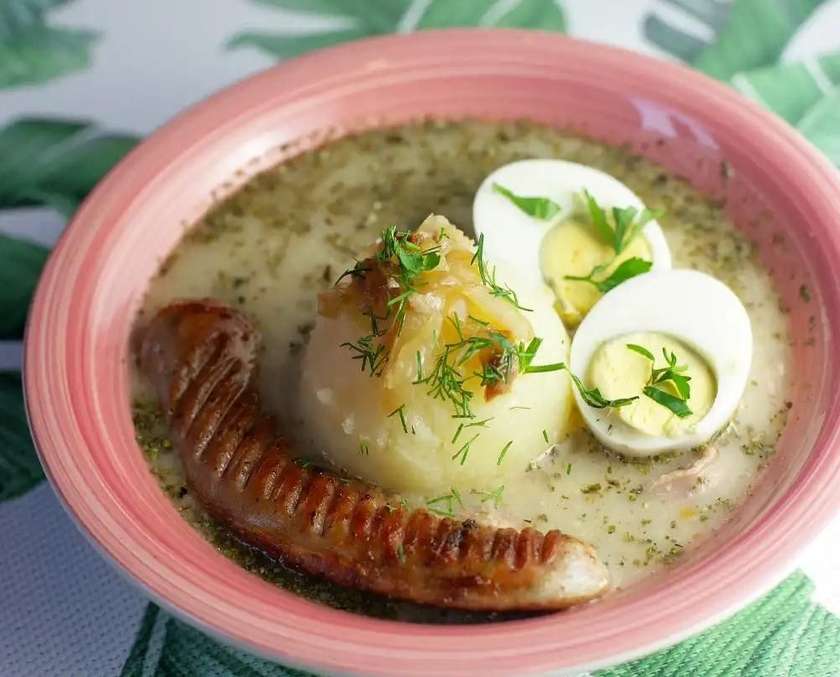 ŻUREK Z JAJKIEM I ZIEMNIKAMI