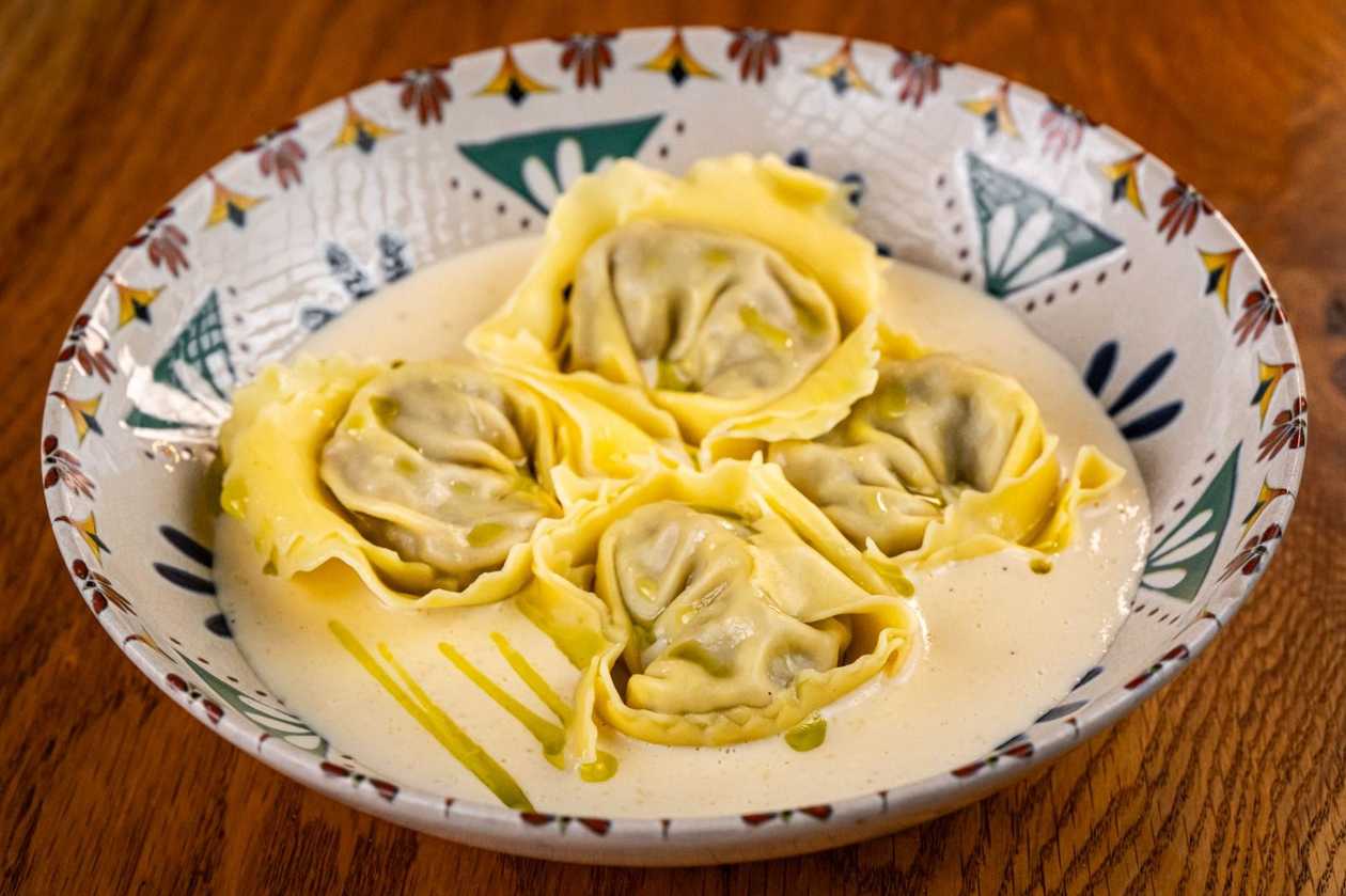 Manti cu rasol de vita si sos de hrean (reteta dobrogeana)