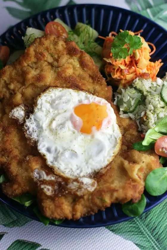 KOTLET SCHABOWY Z JAJKIEM SADZONYM