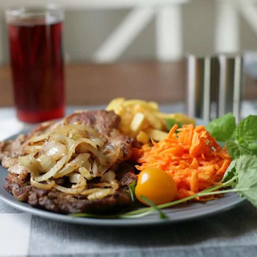 KARKÓWKA GRILLOWANA Z DUSZONĄ CEBULĄ