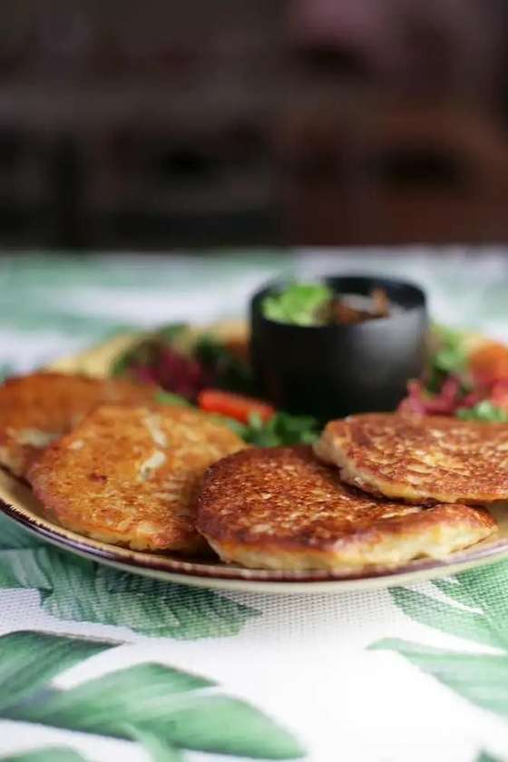 PLACKI ZIEMNIACZANE Z KWAŚNĄ ŚMIETANĄ