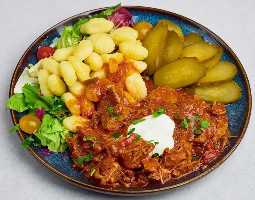 GULASZ PO WĘGIERSKU Z DODATKIEM KWAŚNEJ ŚMIETANY