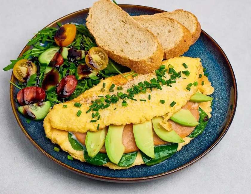 OMLET Z ŁOSOSIEM Z PASTĄ GUACAMOLE I SZPINAKIEM