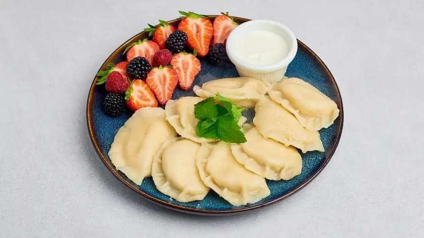 PIEROGI ZSEREM BIAŁYM I JABŁKIEM PRAŻONYM