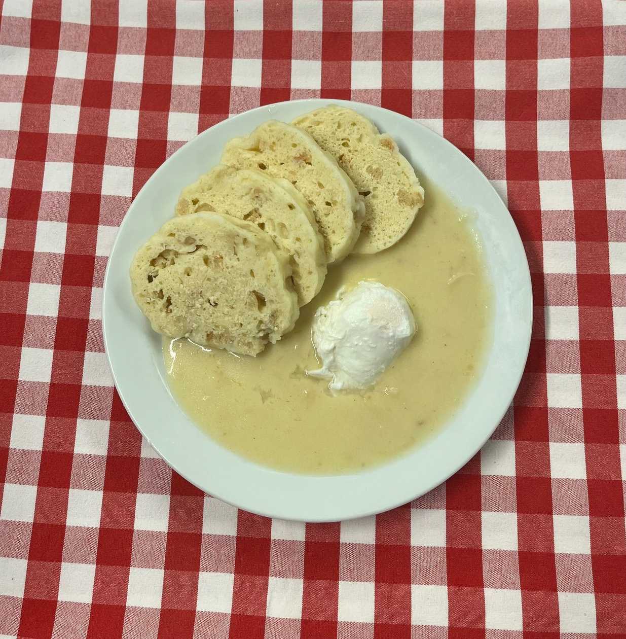 12. Křenová omáčka, zastřené vejce, houskový knedlík