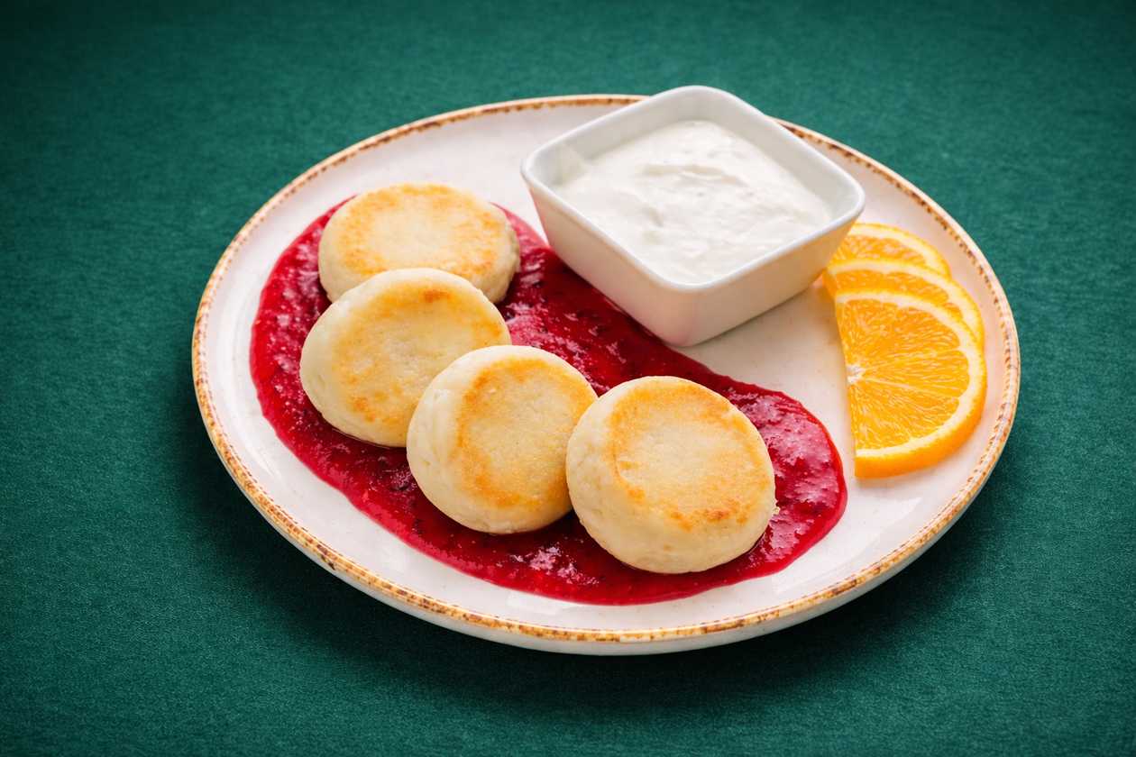 Cheese pancakes with jam