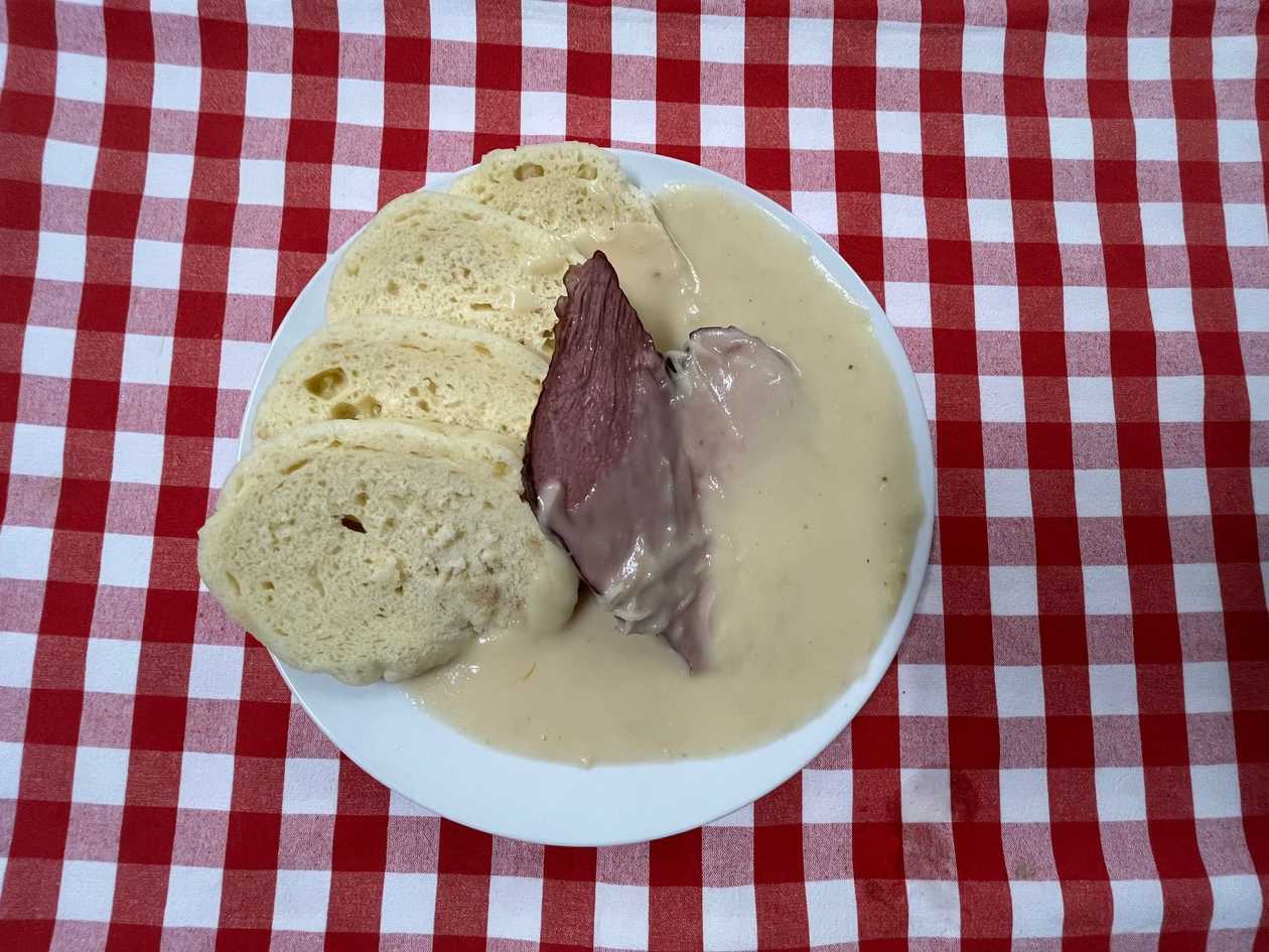 5. 100g. Uzená vepřová krkovička, křenová omáčka, houskový knedlík