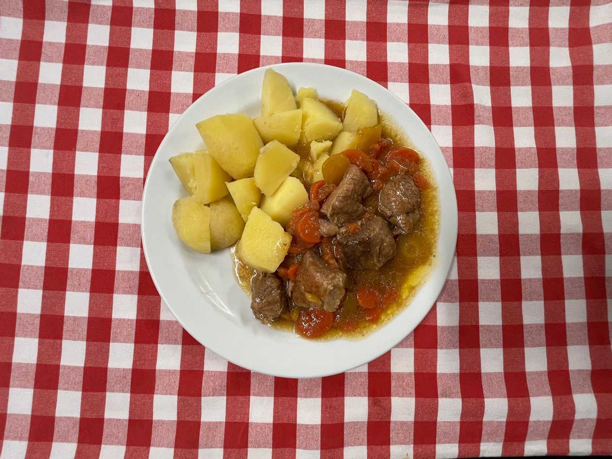 6. 120g. Vepřové kostky v karotce, brambory vařené