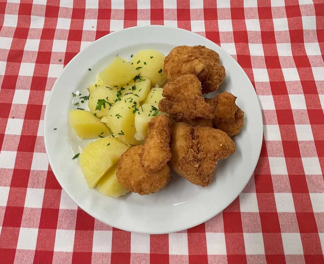 3. Smažený květák, brambory vařené