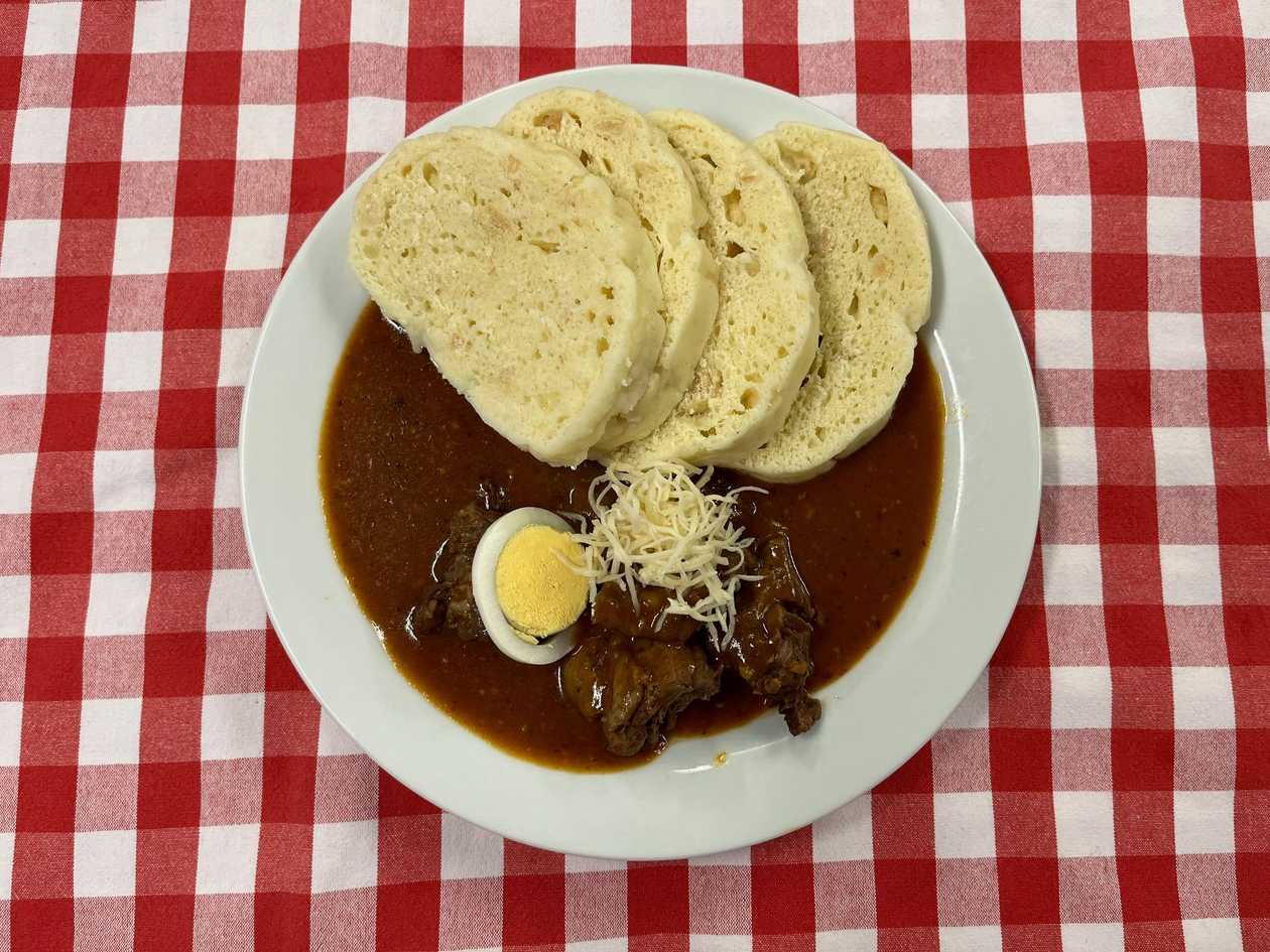 7. 100g. Kančí guláš PETRA VOKA, houskový knedlík