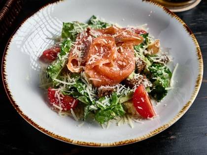 Caesar salad with salmon (220g)