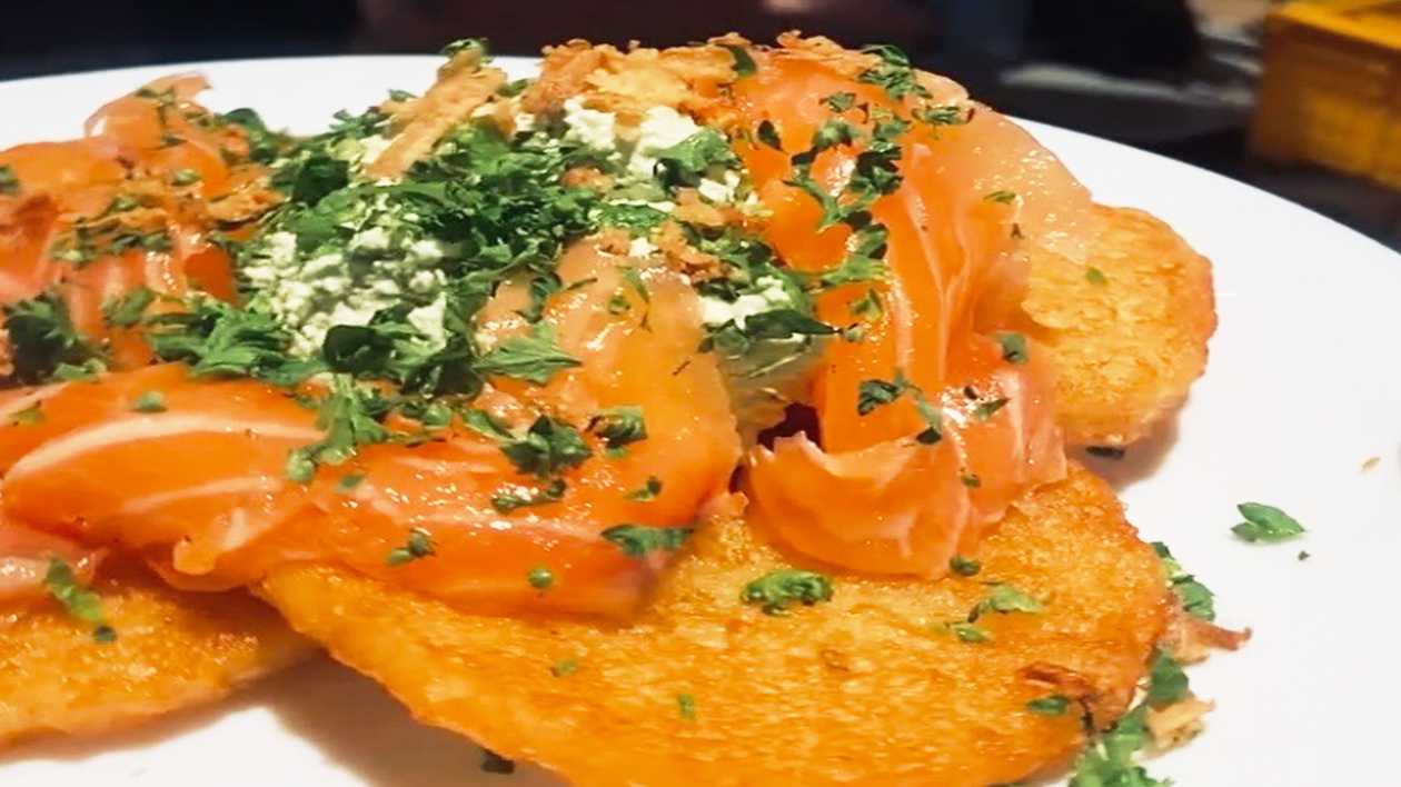 Bulviniai blynai su mūsų sūdyta lašiša ir žalumynų varške