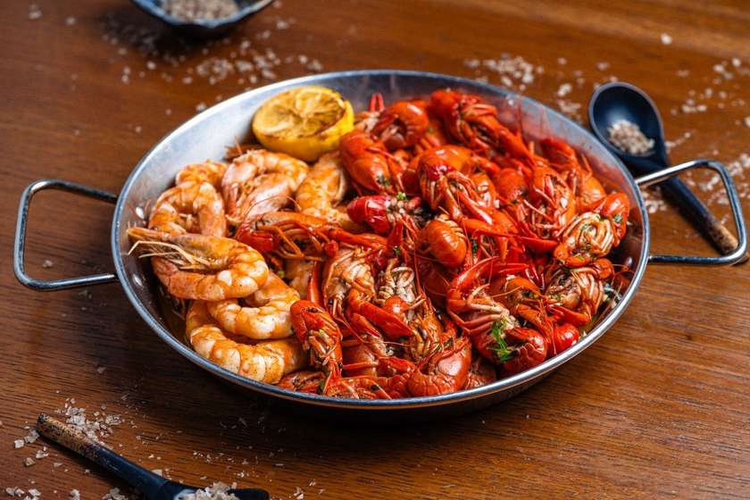 Platou cu raci și creveți în sos de vin și usturoi